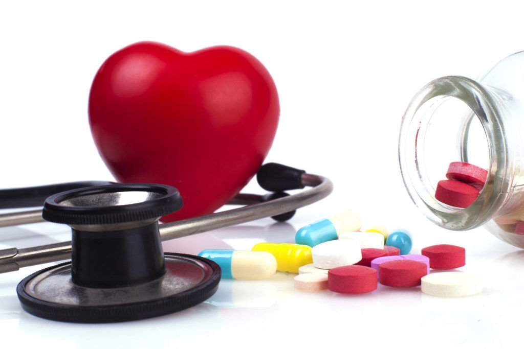 estetoscópio, coração e pílulas